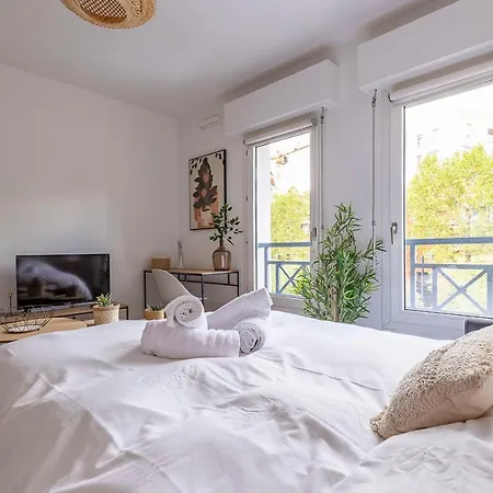 Bright And Charming Studio Next To The Tram *