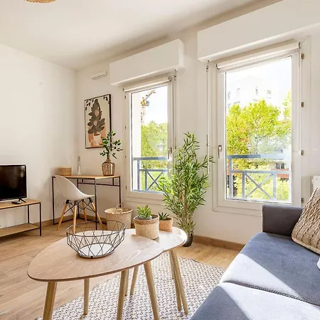 Daire Bright And Charming Studio Next To The Tram *