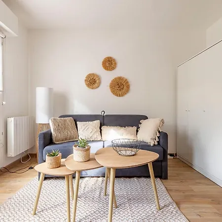 Bright And Charming Studio Next To The Tram