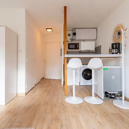 Bright And Charming Studio Next To The Tram Apartamento
